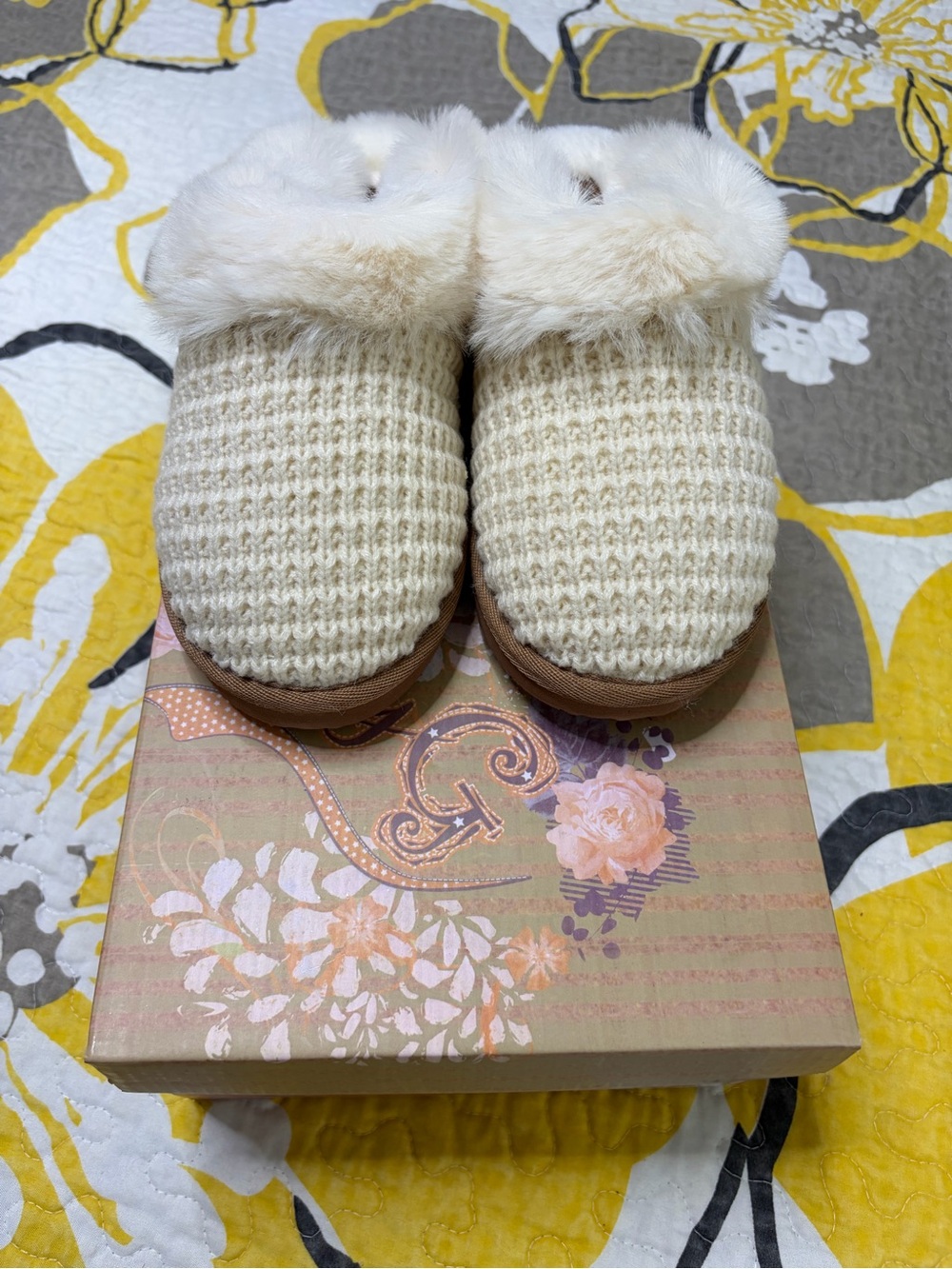 Very G Sweater Slippers Cream Size 7 Faux Fur Knit Slip On